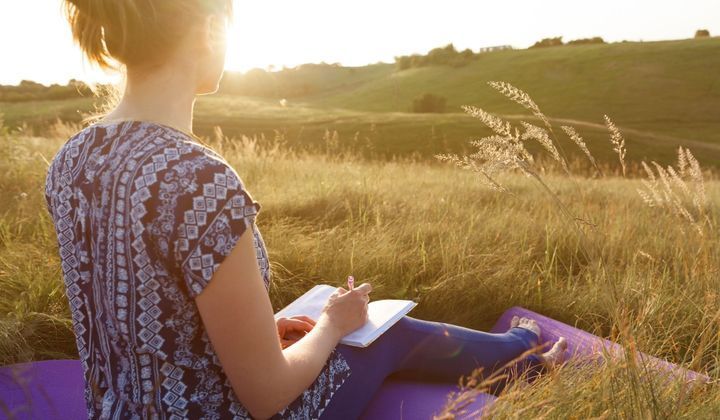 Journal ouvert avec un stylo dans une ambiance apaisante