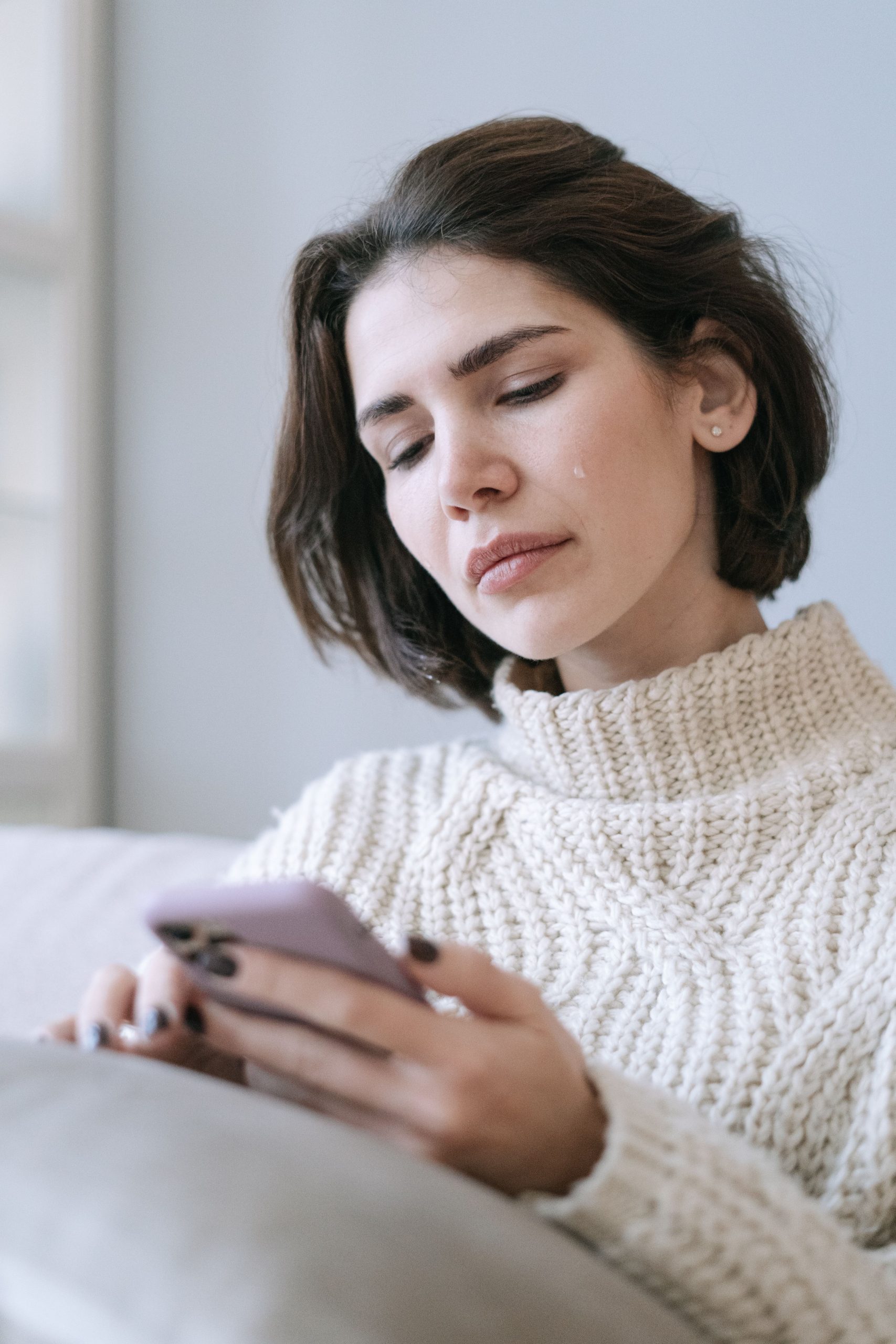 Femme avançant avec confiance